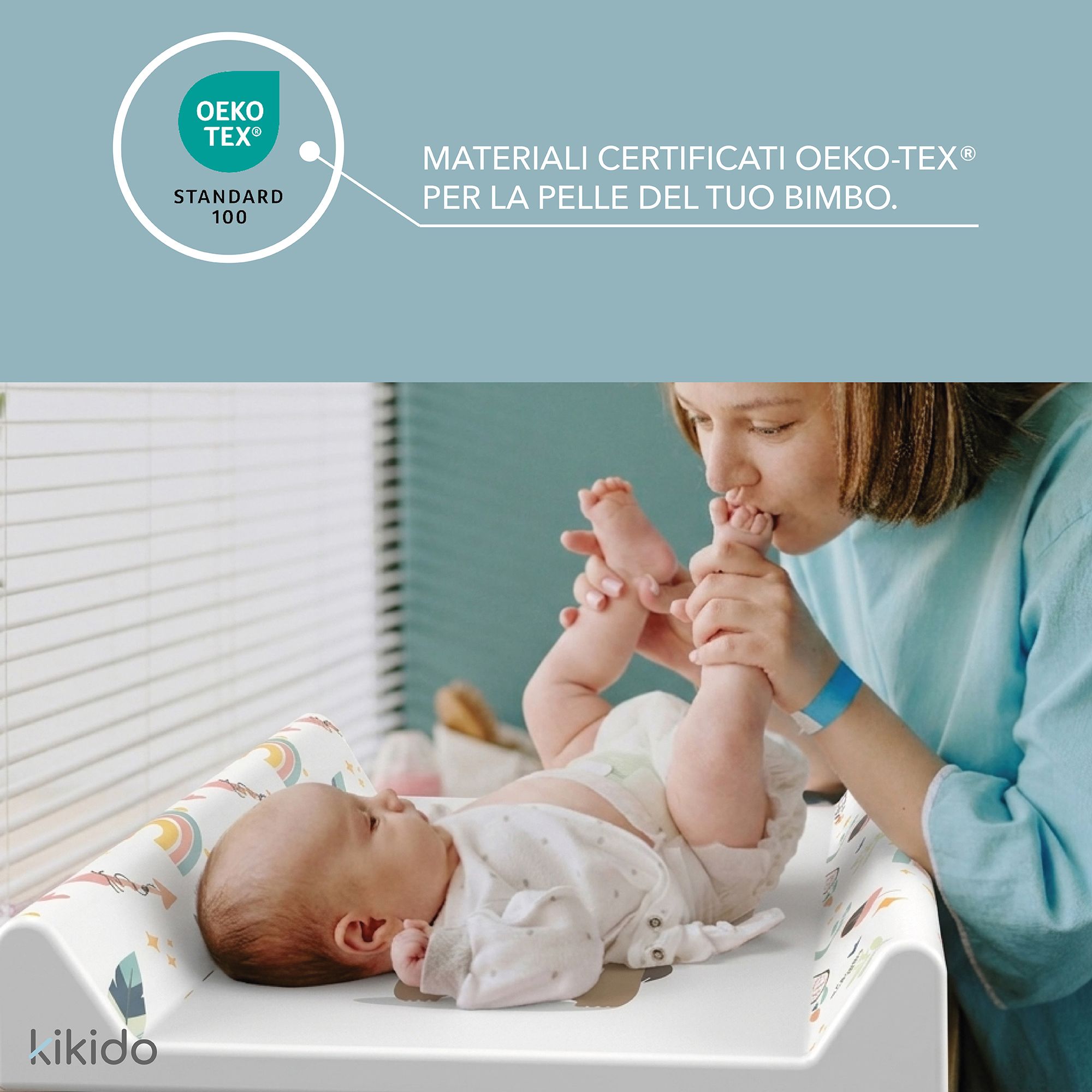 Matelas à langer certifié Oeko-Tex, une mère tient un bébé.