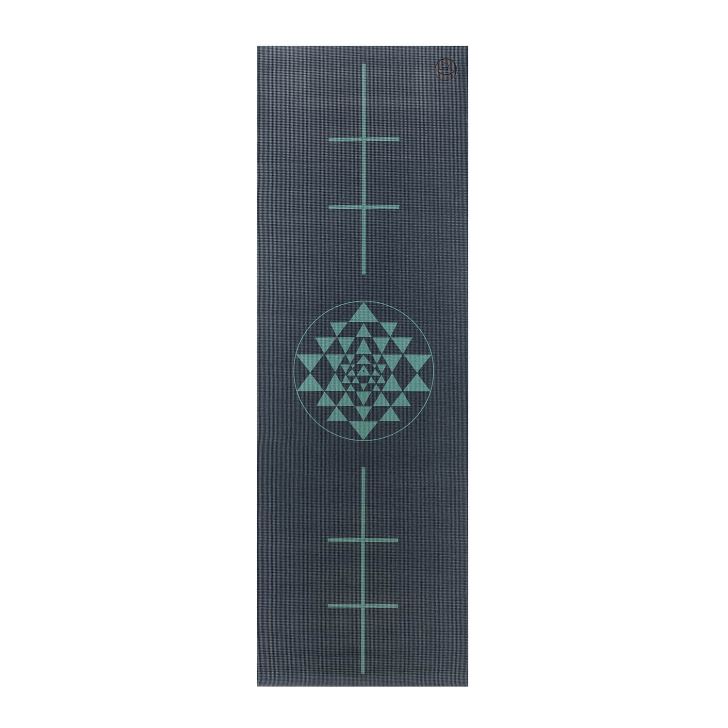 Donkerblauwe yogamat met uitlijningslijnen en Yantra-patroon. Rechthoekig, met groene geometrische patronen.