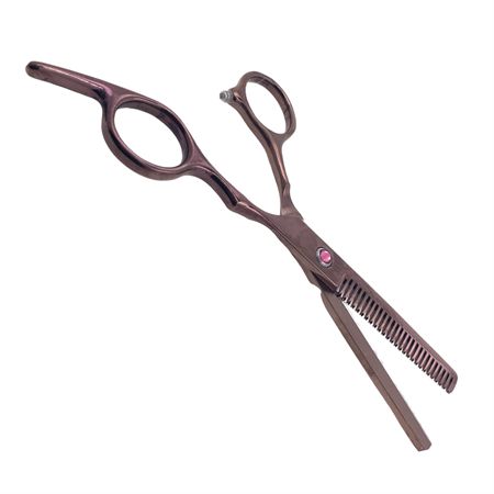 Ciseaux effileurs bronze. Une poignée à deux ouvertures, une lame dentée, une lame lisse, une pierre rose.