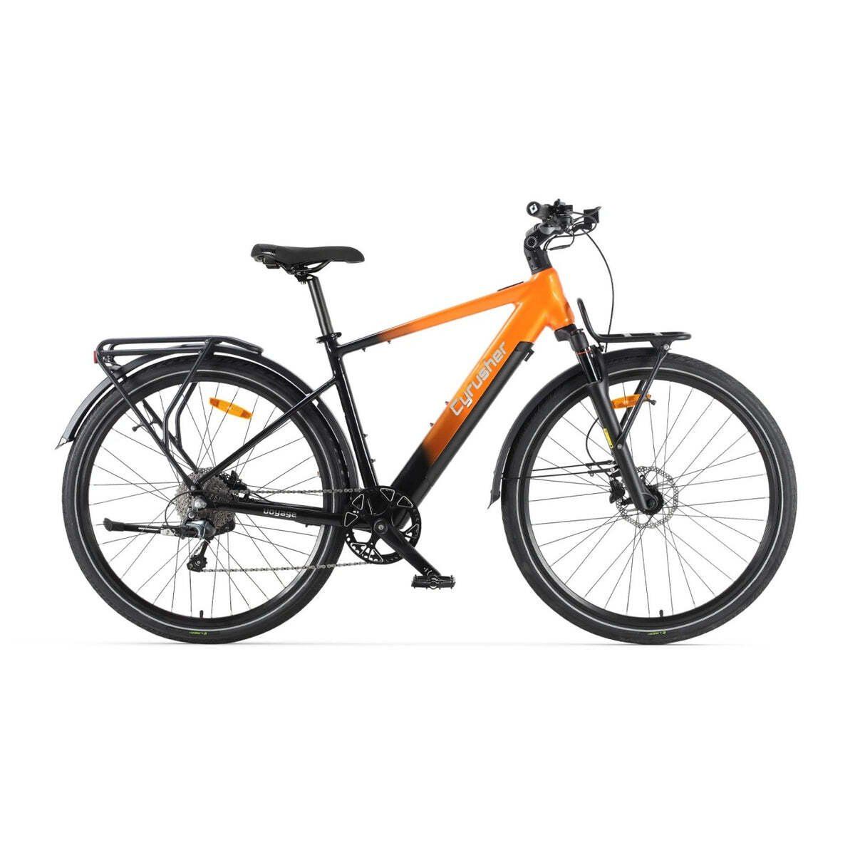 Oranje en zwarte elektrische trekkingfiets. Spatborden, bagagedrager en zwarte banden. CYRUSHER-logo zichtbaar.