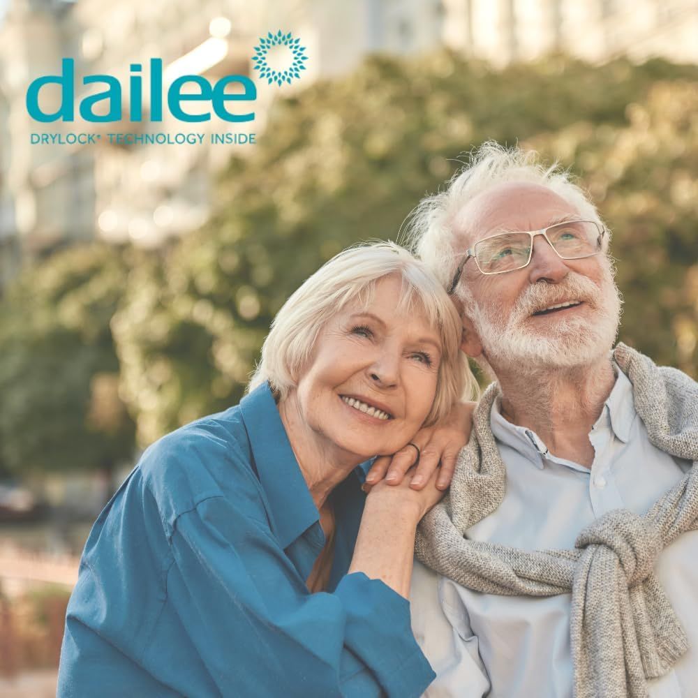 Oud echtpaar buiten. Vrouw leunt op man. Dailee-logo linksboven.