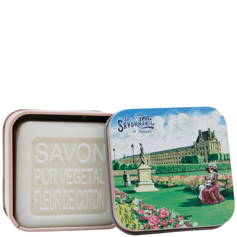 Boîte métallique ouverte avec savon et paysage. Savon avec inscription SAVON PUR VEGETAL FLEUR DE COTON.