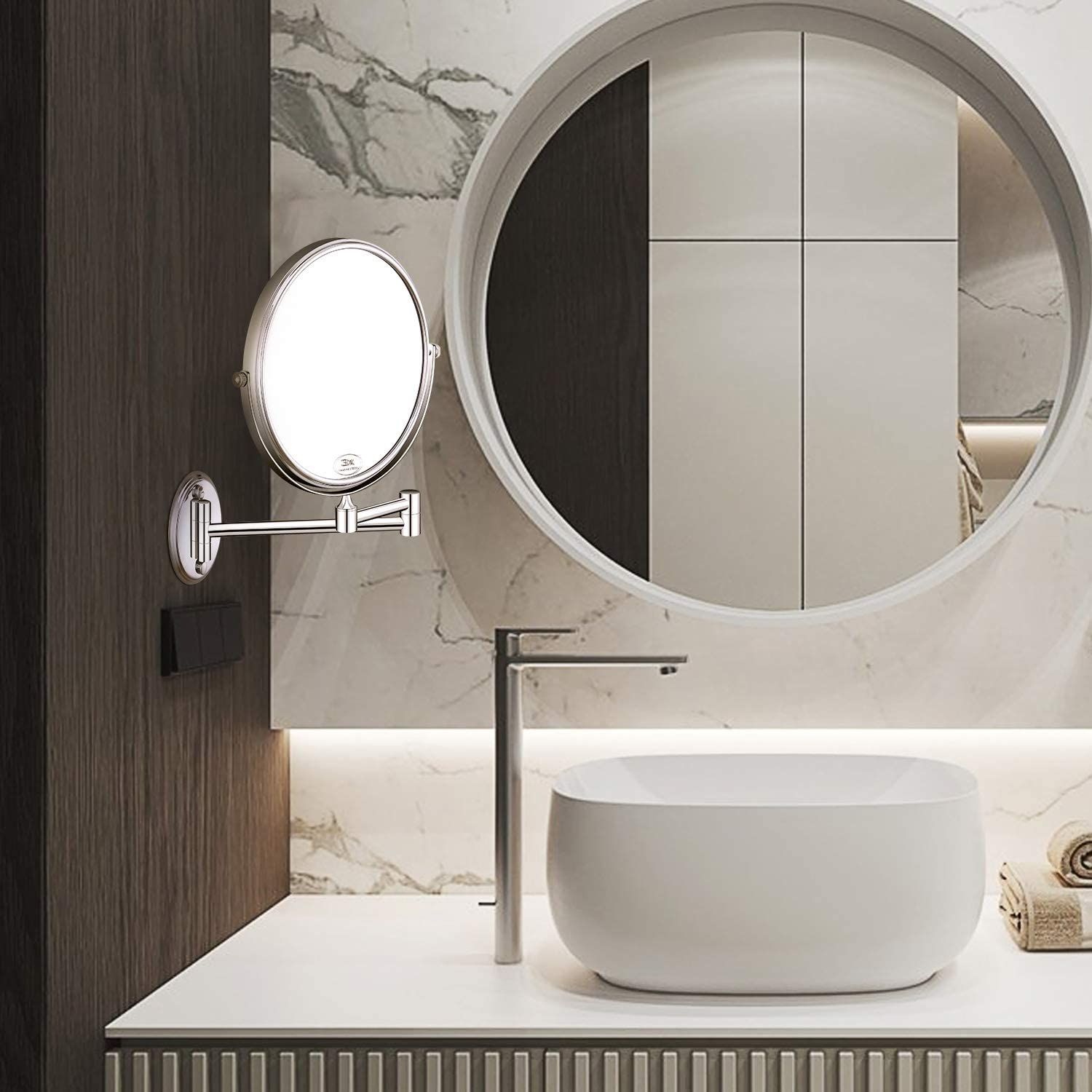 Miroir de salle de bain avec bras pivotant, monté au-dessus d'un lavabo.