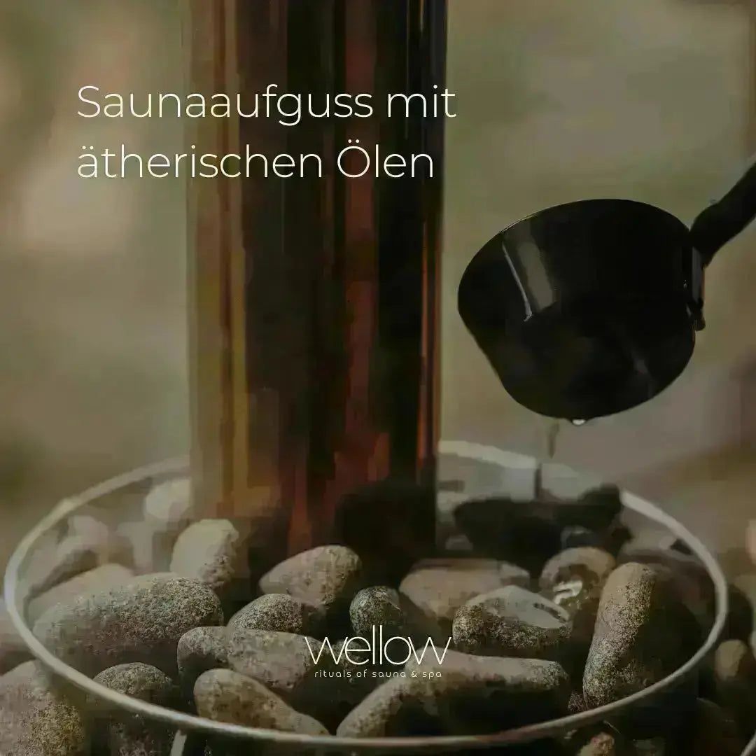 Sauna avec huiles essentielles. Une louche noire verse de l'huile sur des pierres chaudes dans un sauna.