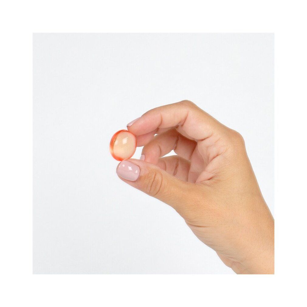 Een hand houdt een kleine, ronde, doorschijnende bal vast.