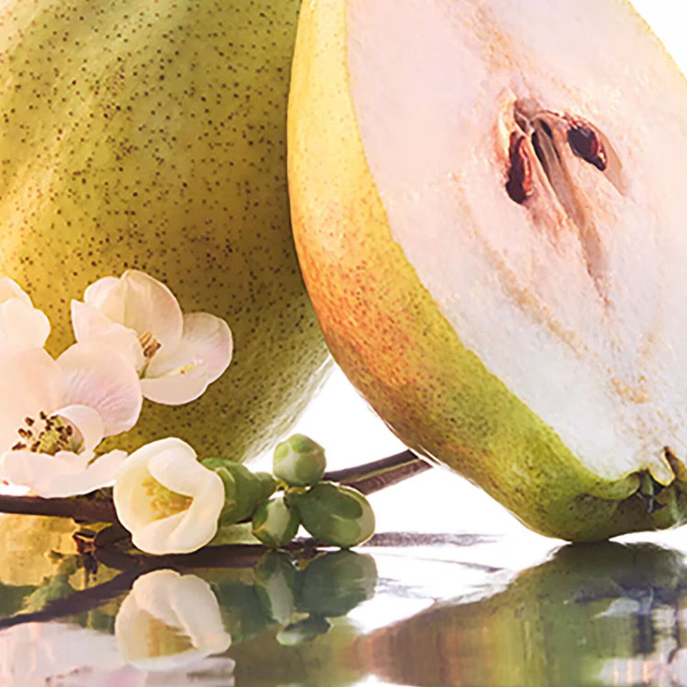 Halve peer met bloemen. Groene schil, wit vruchtvlees. Kleine witte bloemen en knoppen.