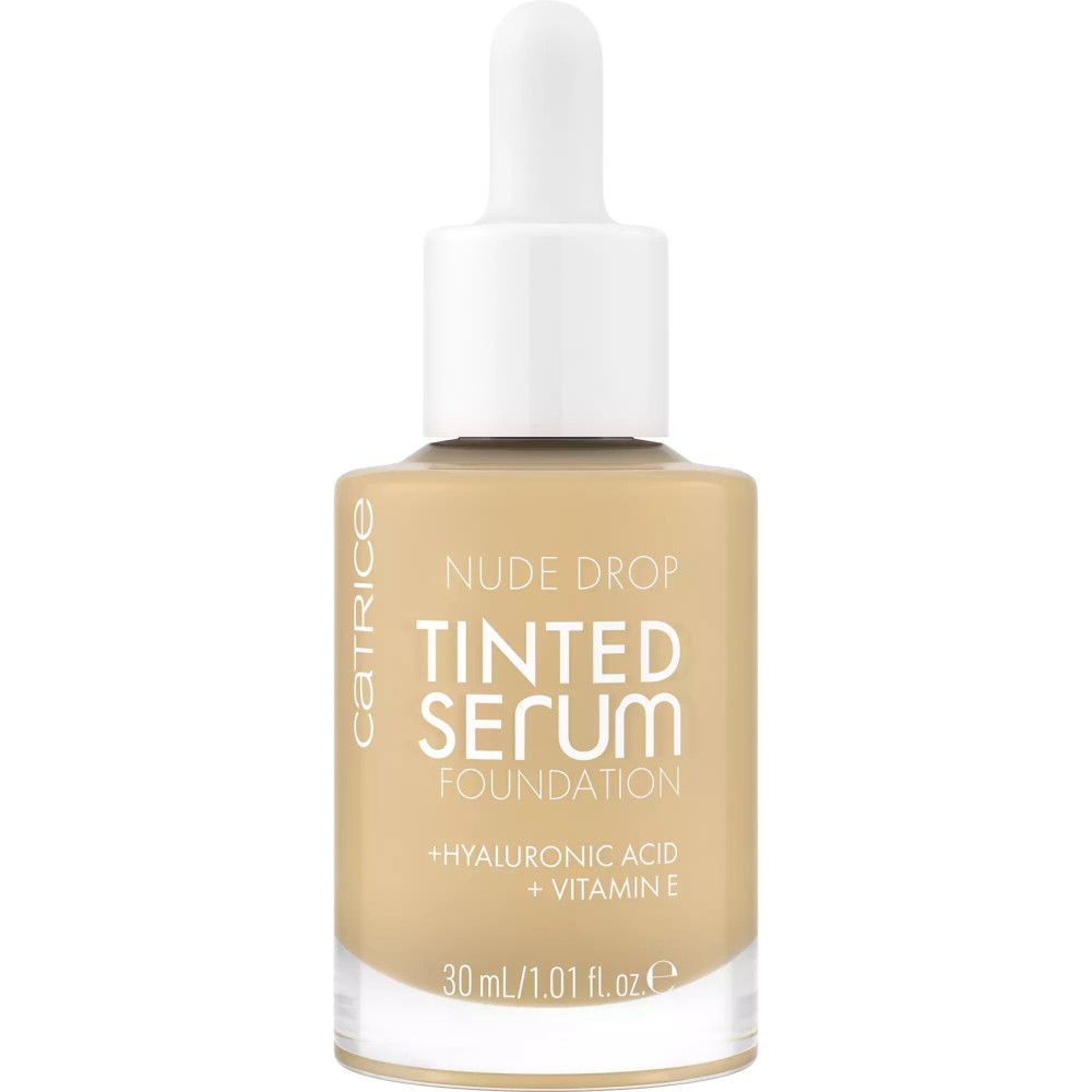 Flacon de sérum teinté. Inscription : Nude Drop Tinted Serum Foundation, Acide hyaluronique + Vitamine E. 30 ml.
