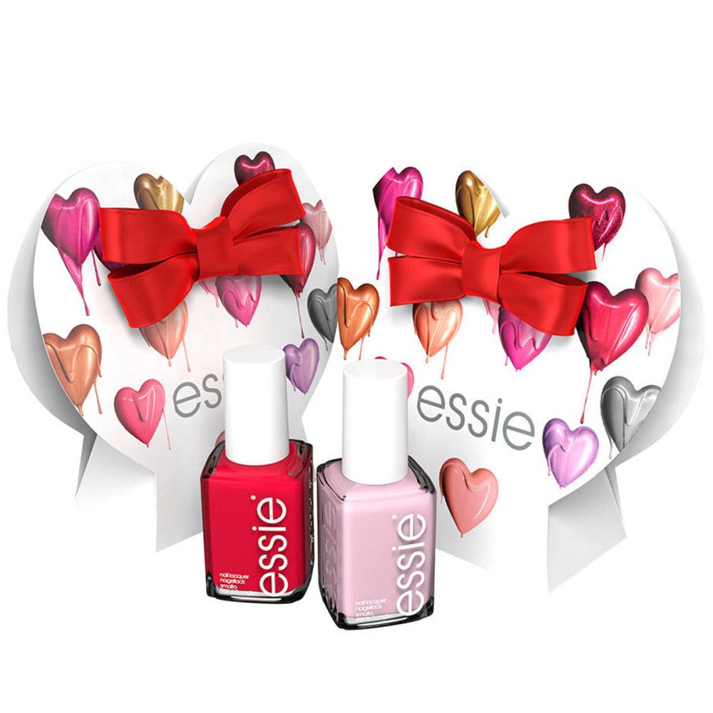 Deux vernis à ongles dans un coffret cadeau. Flacons rouge et rose devant des décors en forme de cœur avec des nœuds et des ballons. Marque : essie.