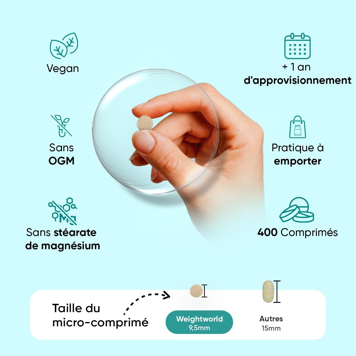 Main tenant une micro-comprimé, avec des icônes pour vegan, sans OGM et sans stéarate de magnésium.