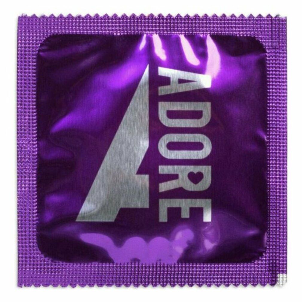 Individuele verpakking van een condoom. Paarse folie met Adore logo en tekst.