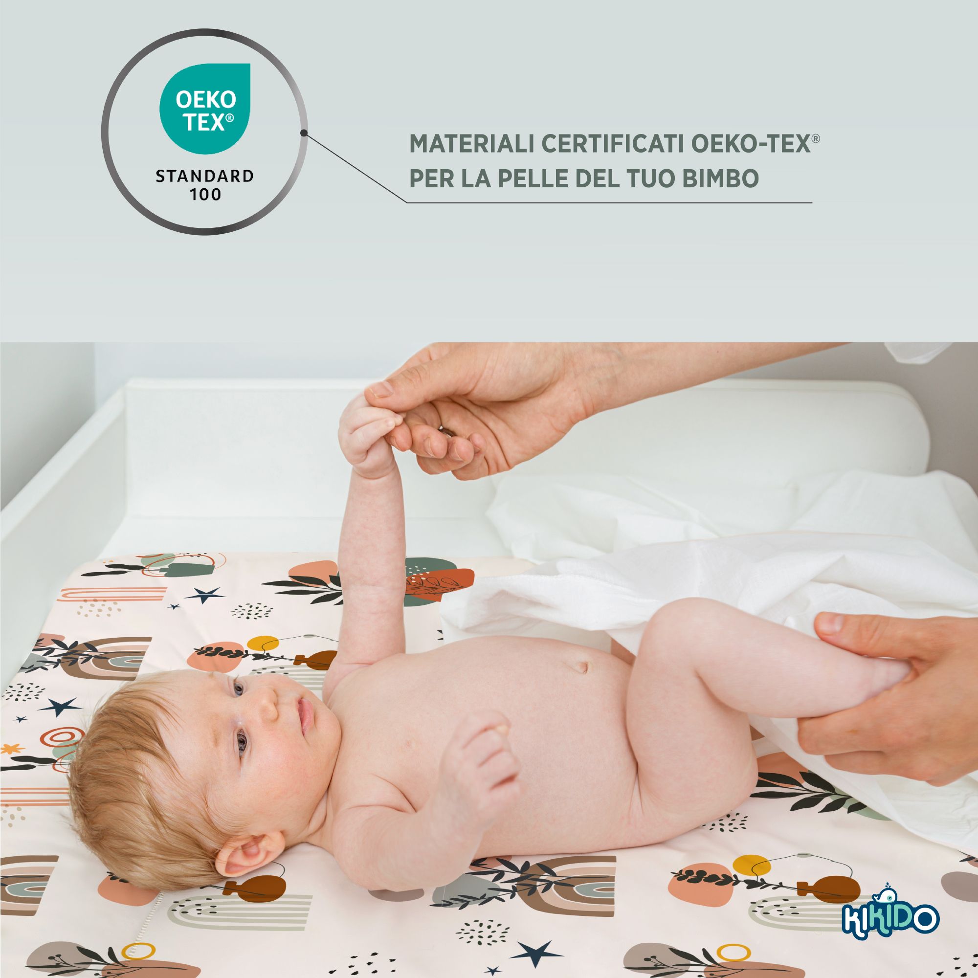 Baby ligt op verschoonkussen met patroon. Oeko-Tex Standard 100 certificering.