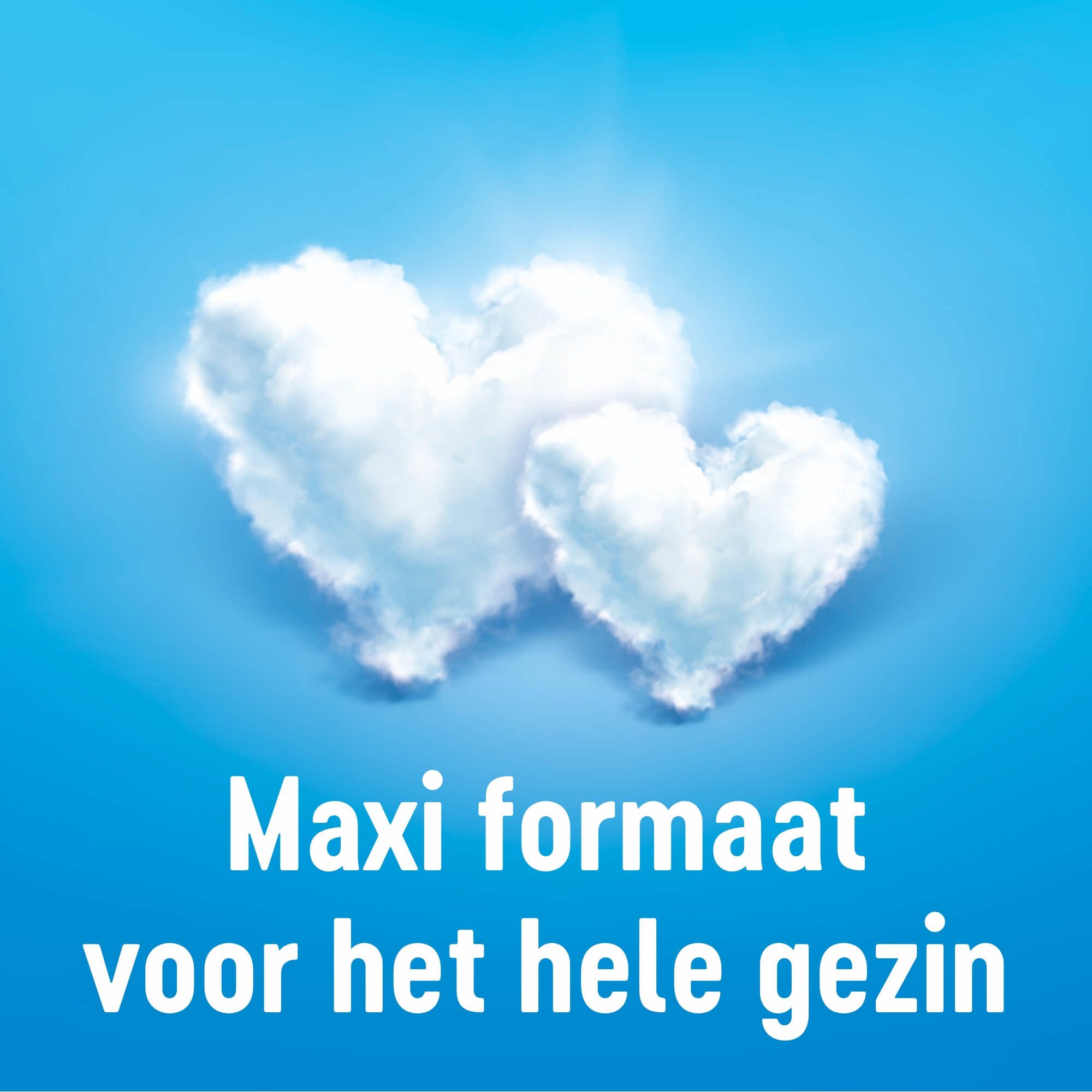 Twee wolken in hartvorm op blauwe achtergrond. Tekst 'Maxi formaat voor het hele gezin'.