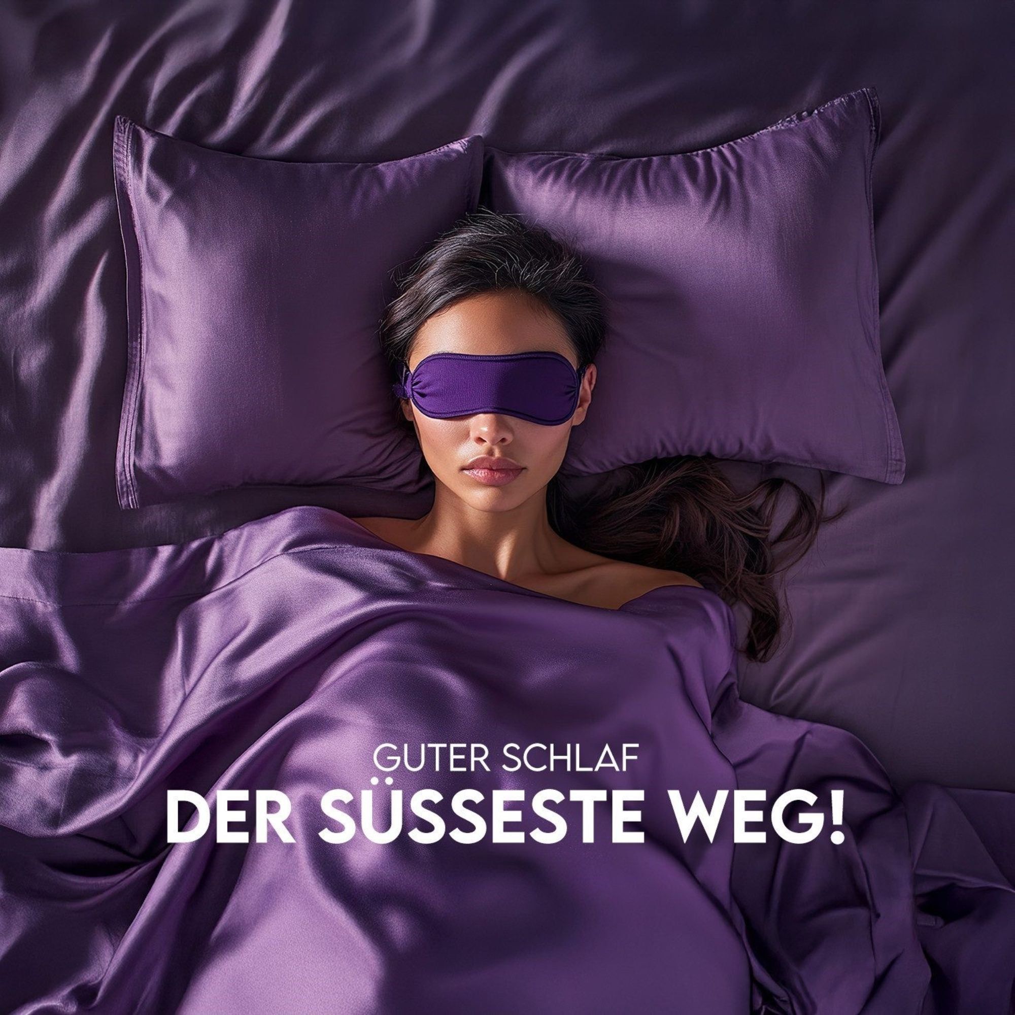 Femme portant un masque de sommeil allongée dans un lit, entourée de linge de lit violet.
