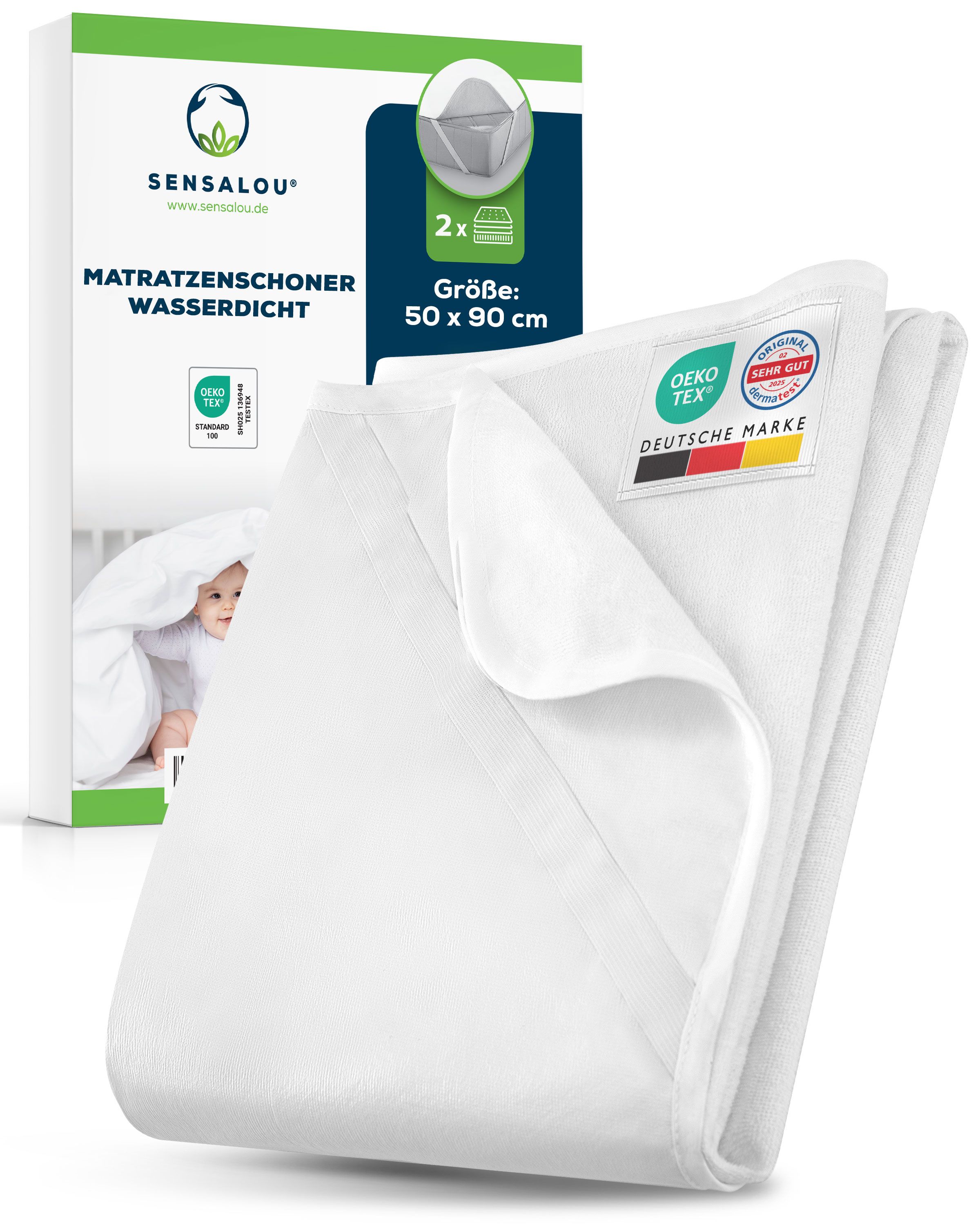 Witte matrasbeschermer, set van 2, 50x90 cm. Verpakking met productnaam, logo en certificeringen. Baby op de achtergrond.