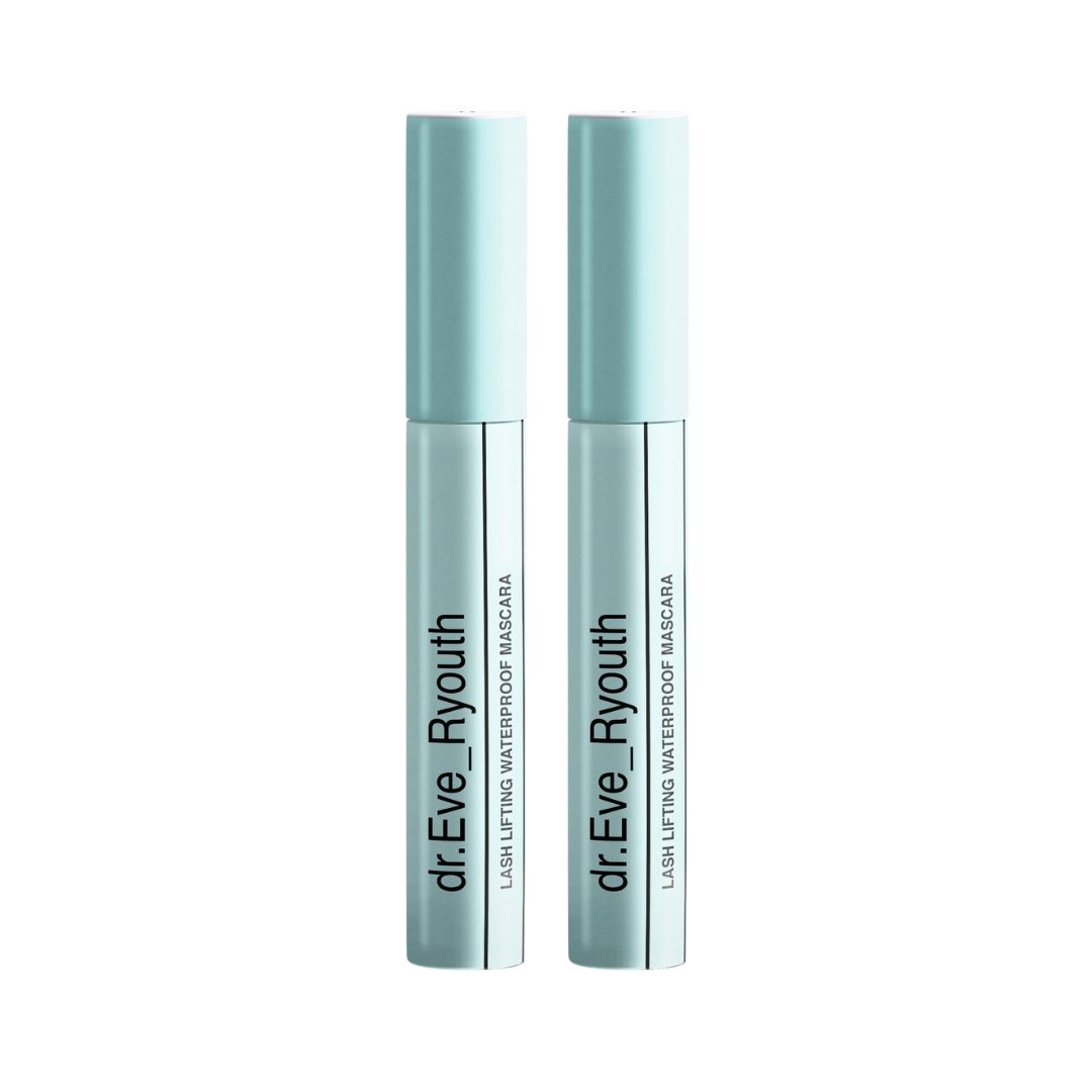 Twee mascara's met lichtblauwe doppen. Op de tubes staat "dr.Eve_Ryouth" en "Lash Lifting Waterproof Mascara".