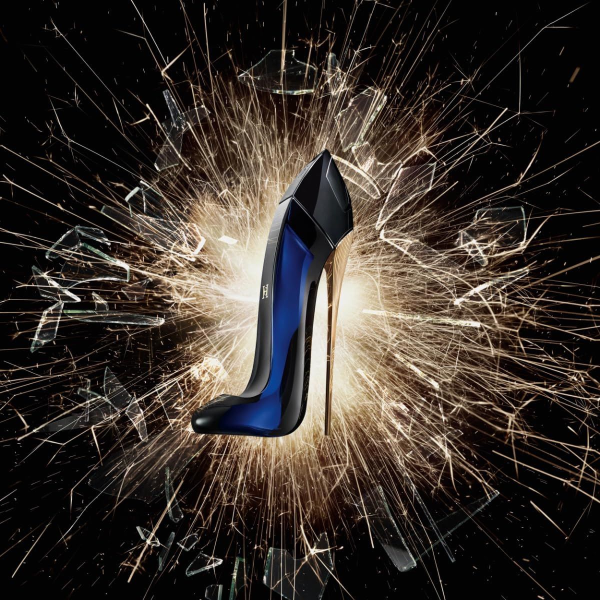 Flacon en forme de chaussure avec étincelles. Flacon noir et bleu avec talon doré. Entouré d'étincelles et d'éclats de verre.