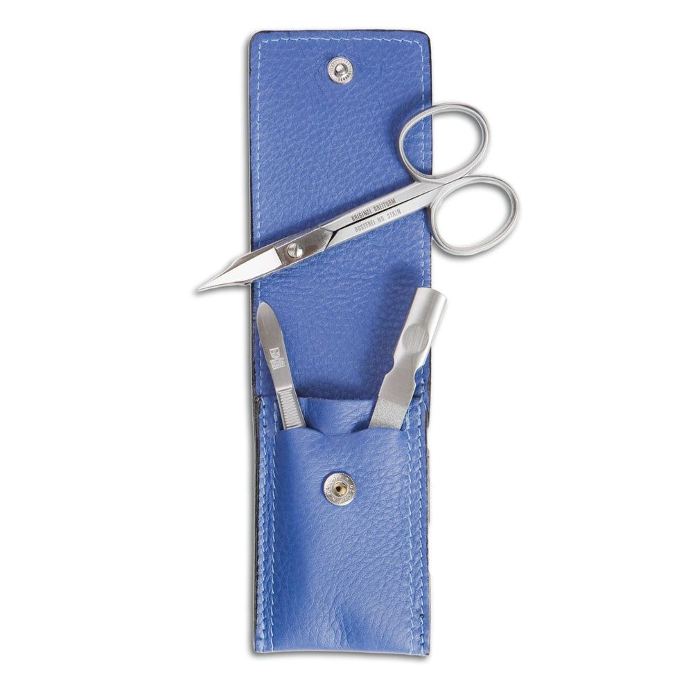Blauw lederen etui met manicure set. Bevat nagelschaar, vijl en knipper. Zilverkleurige tools.