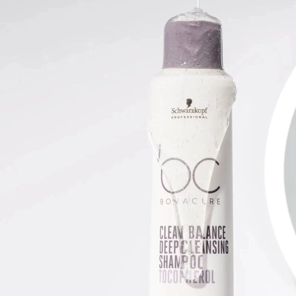 Shampoo fles met paarse dop. Opschrift: BC Bonacure Clean Balance Deep Cleansing Shampoo. Close-up.