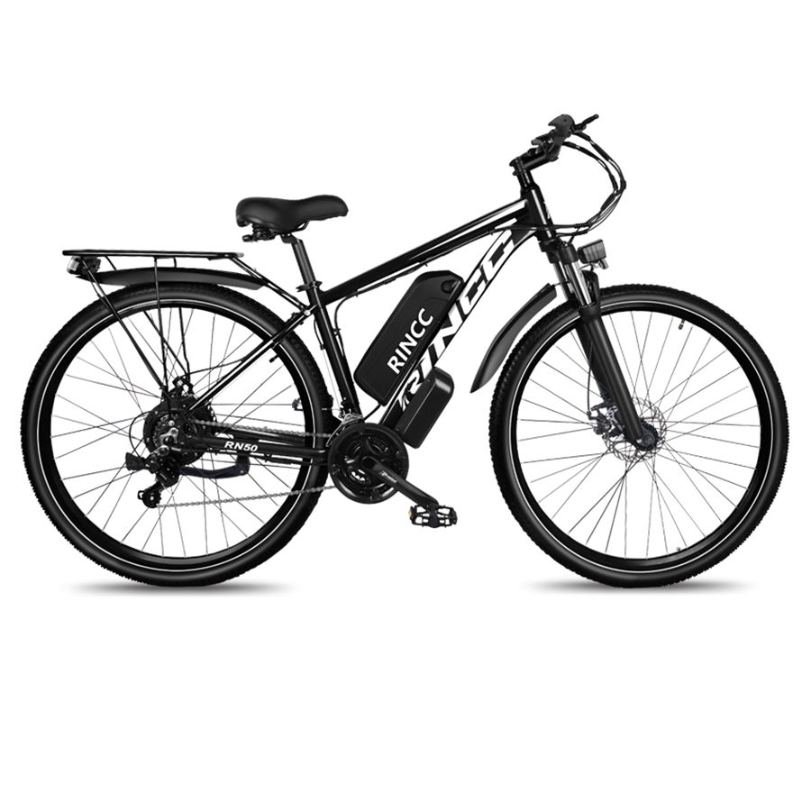 Zwarte Rincc R200 e-bike met bagagedrager en spatborden. Accu op frame. Rincc-logo zichtbaar.