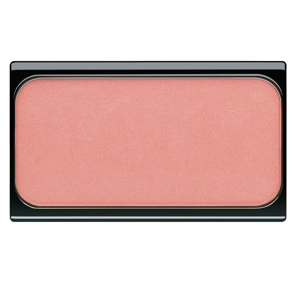 Fard à joues en emballage noir rectangulaire. Teinte rose. Coins arrondis.