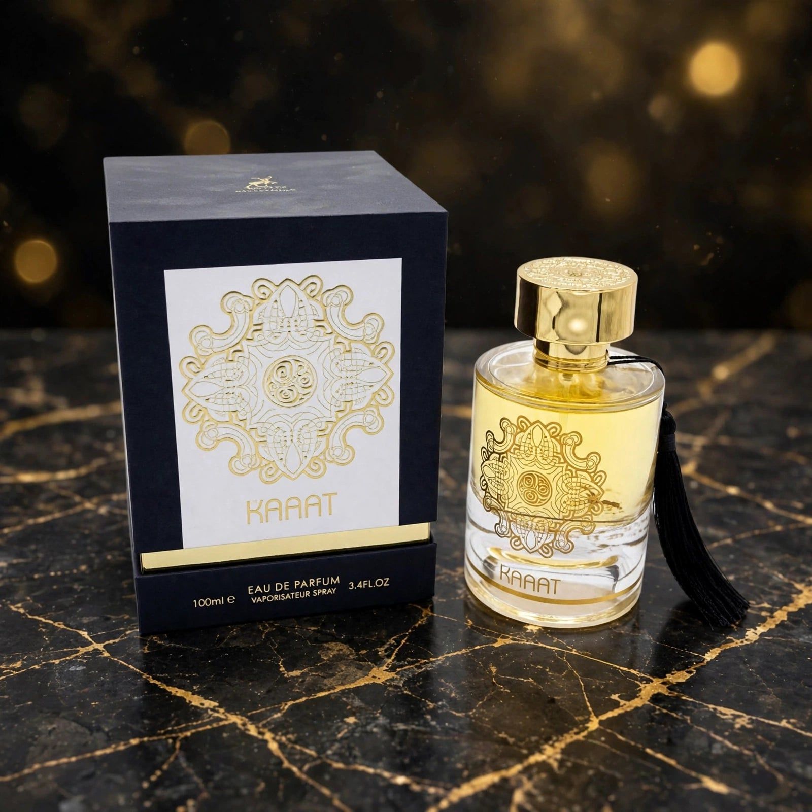Flacon de parfum doré à motif géométrique et sa boîte assortie, entouré de noix de coco et de gousses de vanille.