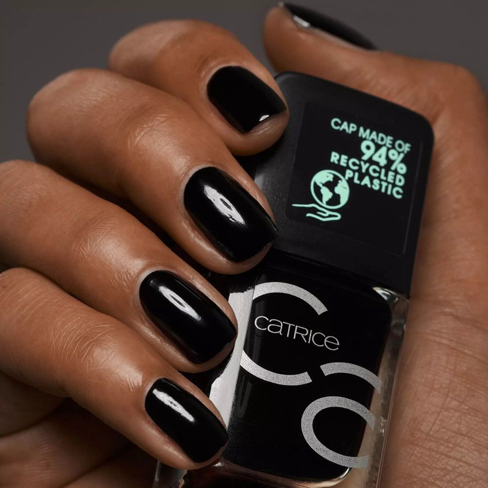 Vernis à ongles noir Catrice. Flacon avec bouchon noir, inscription "CAP MADE OF 94% RECYCLED PLASTIC".