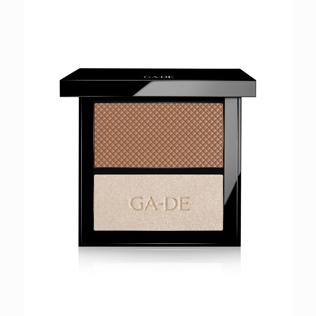 Produit cosmétique compact avec deux teintes. Marron texturé en haut, clair en bas avec GA-DE. Cadre noir.