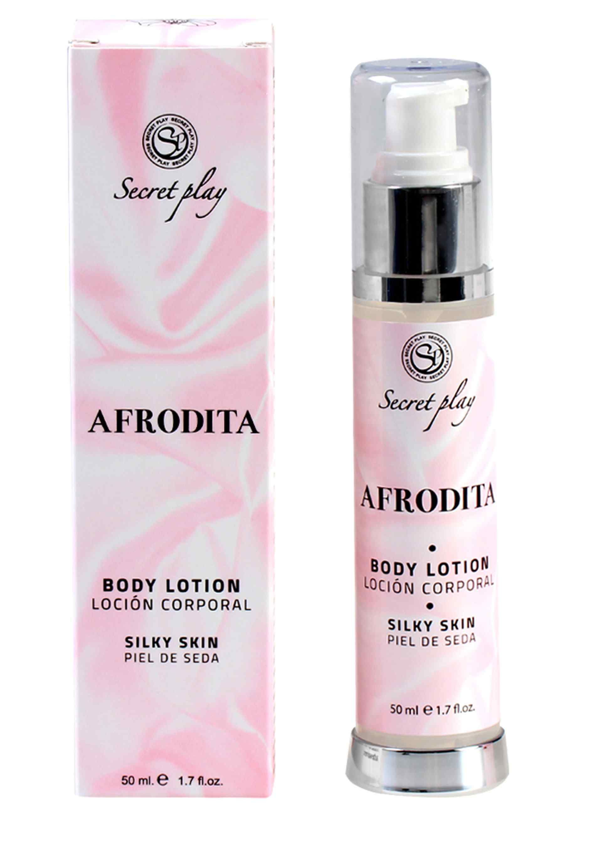 Aphrodite Body Lotion in roze verpakking met zijdeachtig patroon. De flacon heeft een pompdosering.