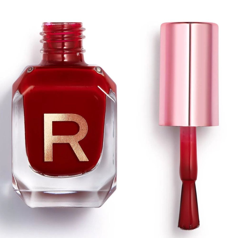 Glanzende rode nagellak met applicator en fles met "R"-logo.
