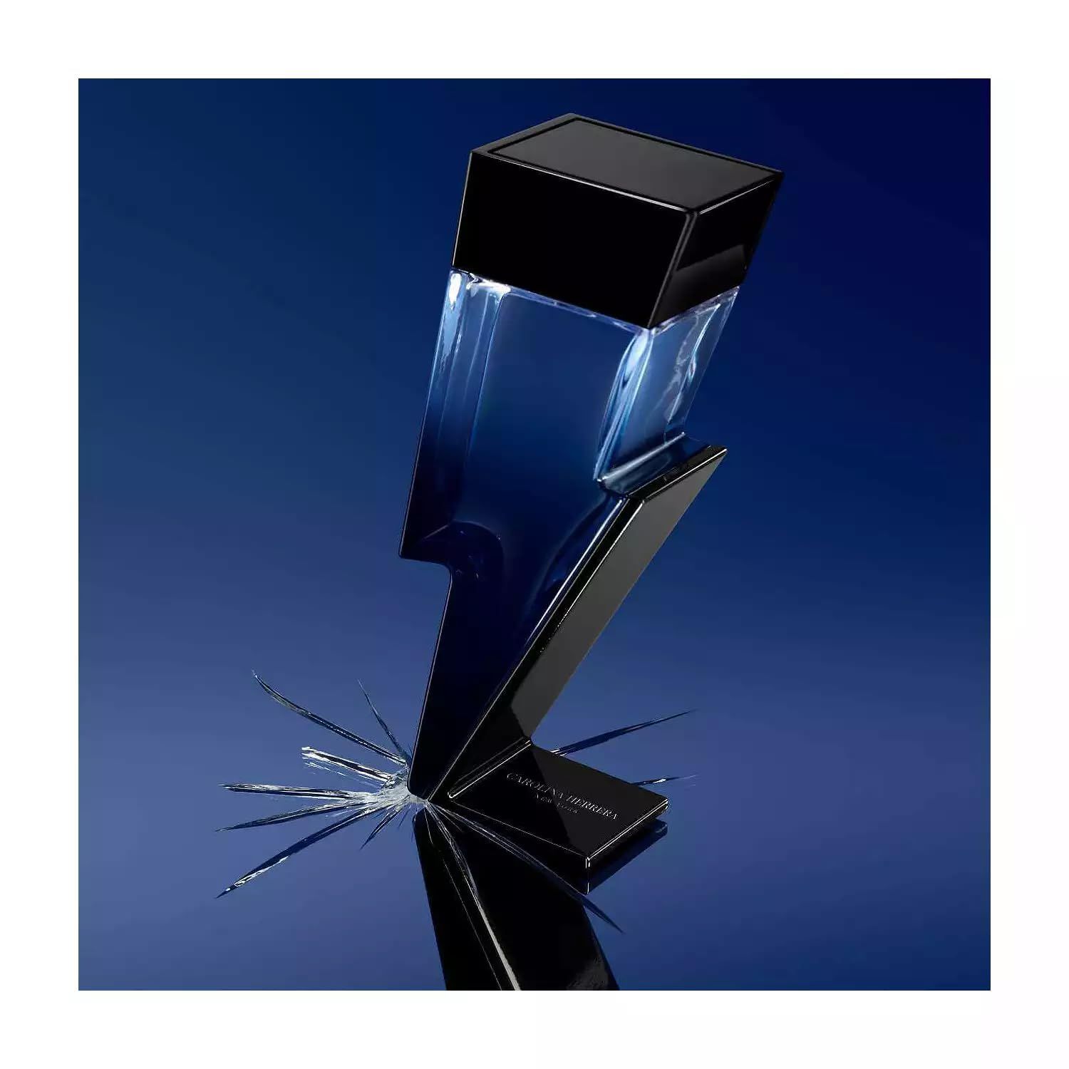 Parfum bleu en forme d'éclair sur fond bleu. Socle noir, verre brisé.
