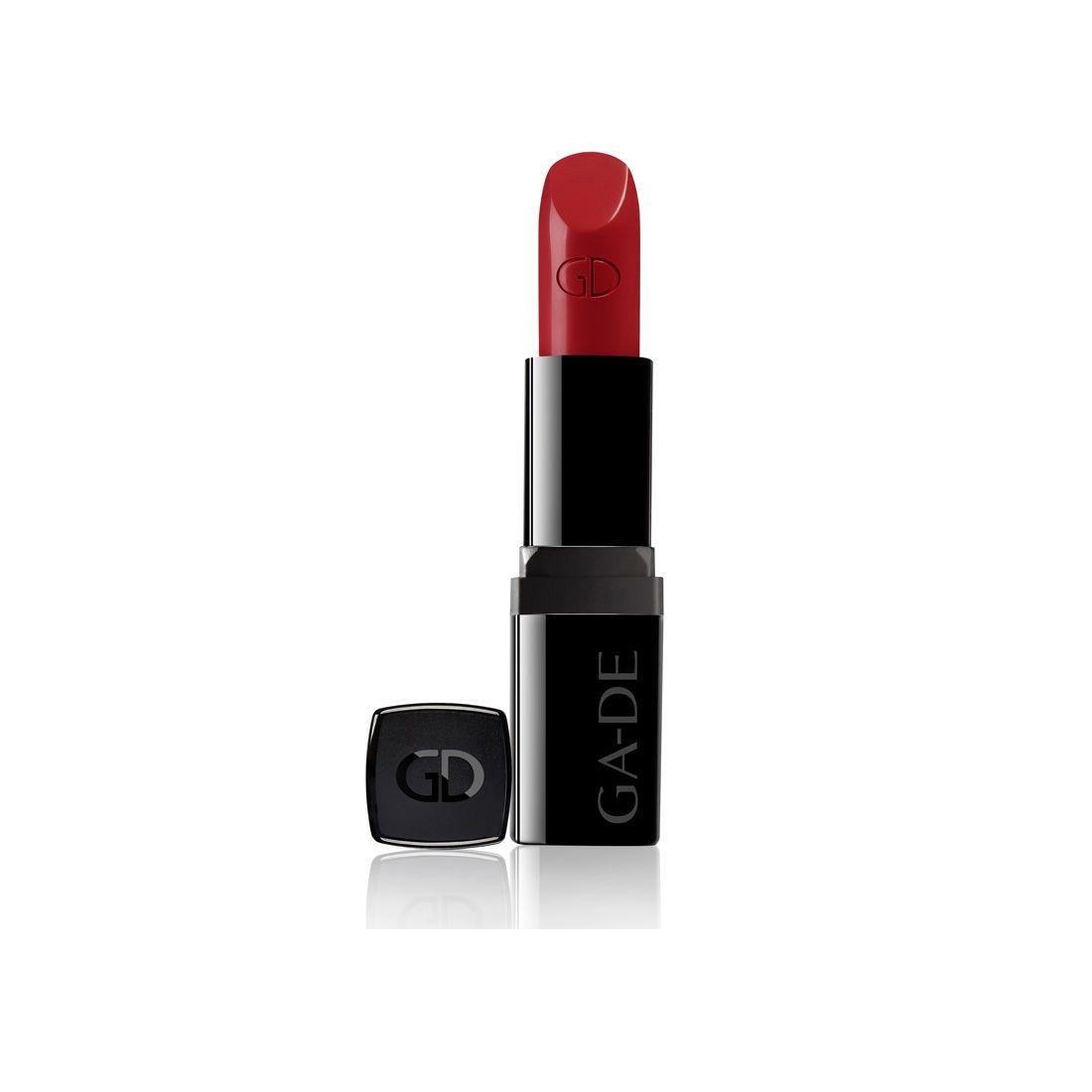 Rode lipstick met zwarte huls. Op de huls staat "GA-DE". De dop ligt ernaast. Het logo "GD" is in de lipstick gegraveerd.