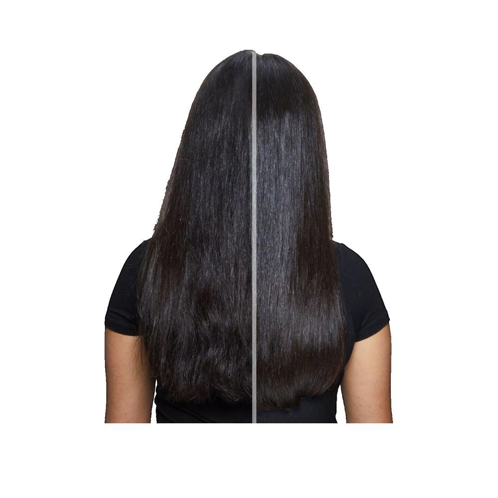 Achteraanzicht van een persoon met lang, donker haar. Het haar is verticaal verdeeld, één kant glad, de andere niet.