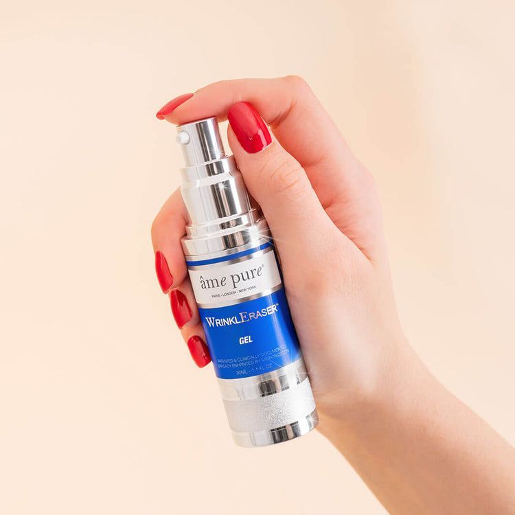 Hand houdt een flacon Ame Pure WrinkleEraser Collageen Gel met pompdoseerder vast.