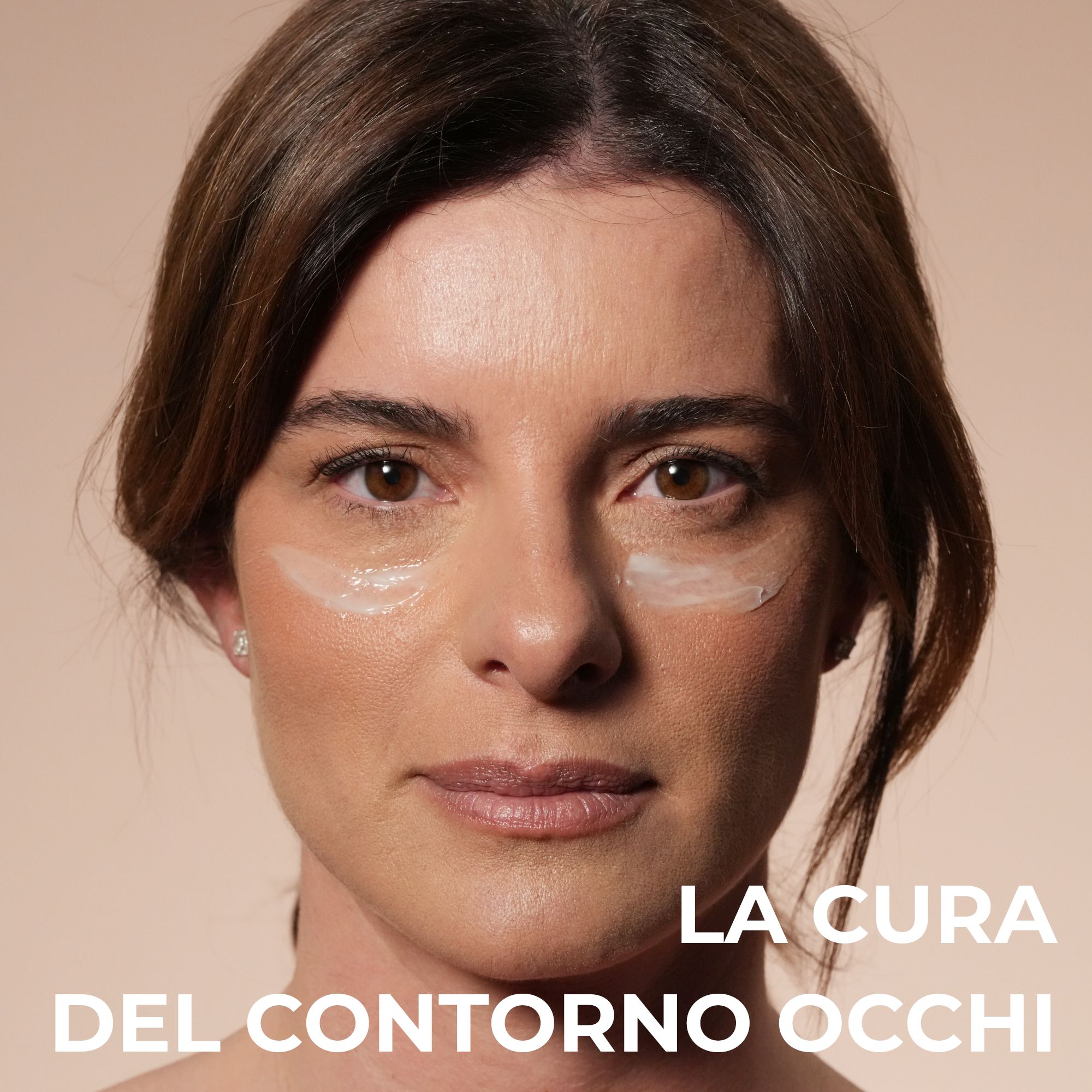 Vrouw met aangebrachte oogcrème, tekst: LA CURA DEL CONTORNO OCCHI.