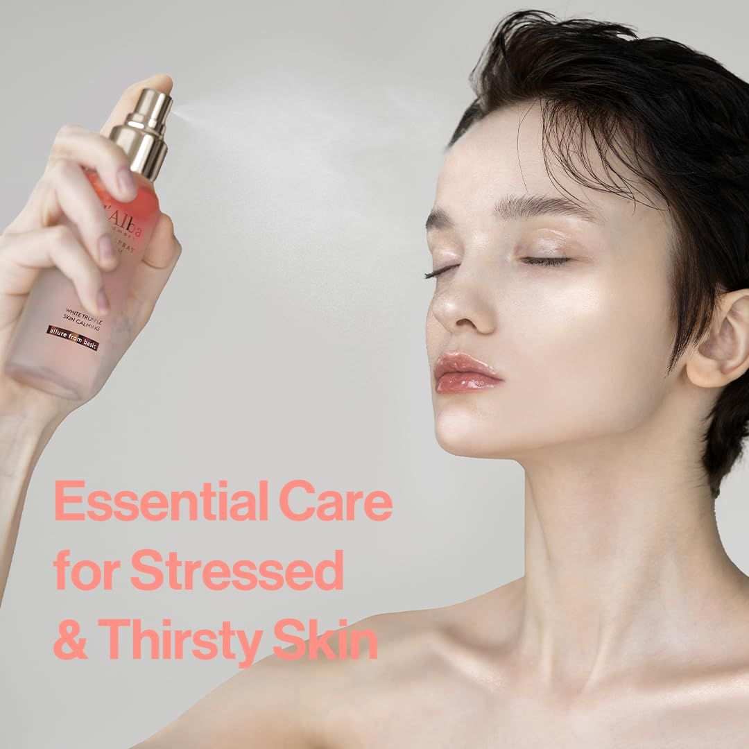 Vrouw die serum op haar gezicht spuit. Tekst: Essential Care for Stressed & Thirsty Skin.