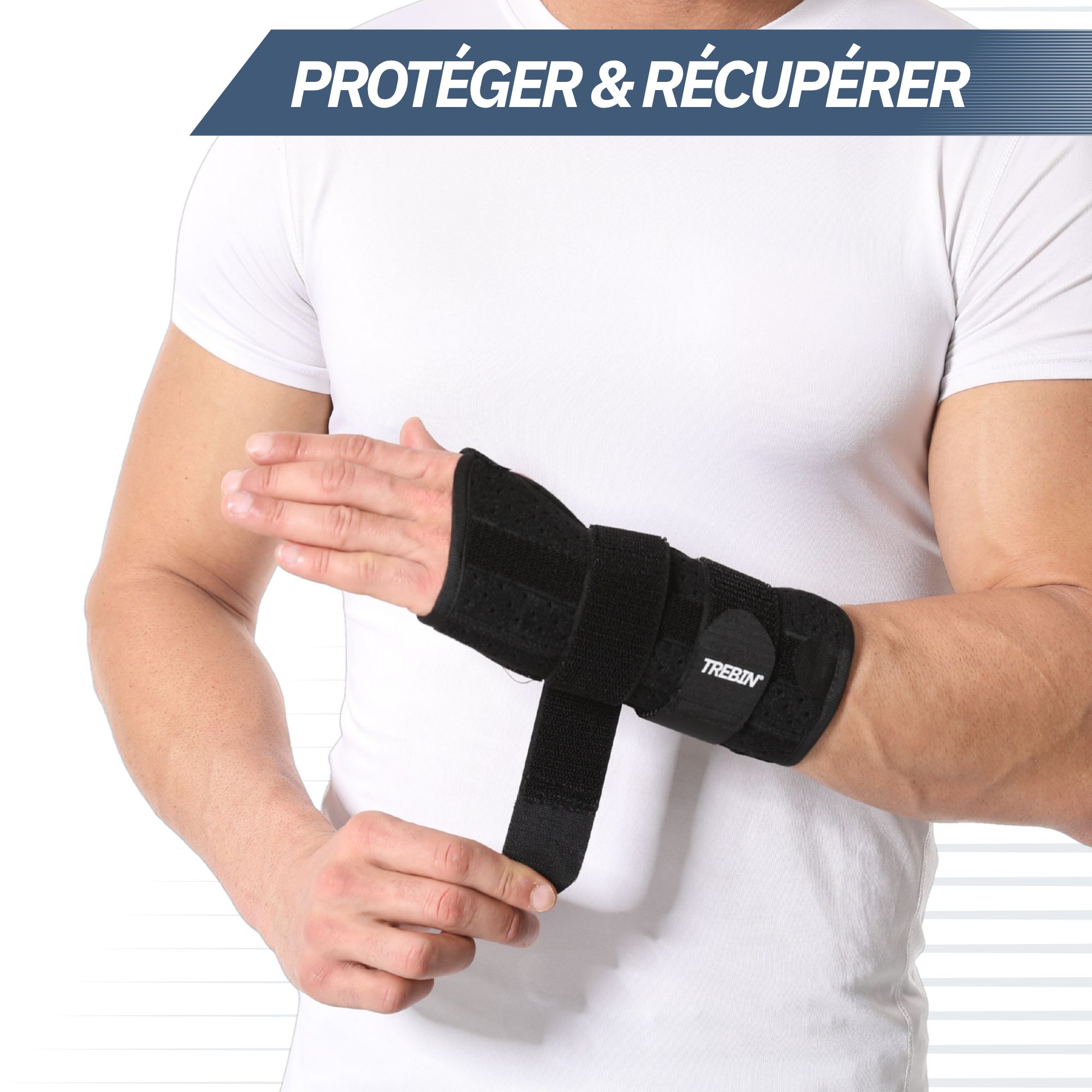 Homme mettant une attelle de poignet noire avec fermetures velcro.
