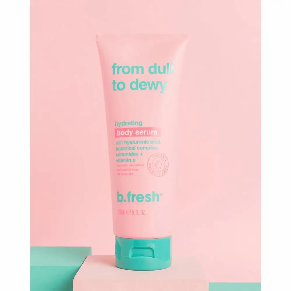Tube rose avec bouchon turquoise. Inscription : From Dull To Dewy, sérum hydratant pour le corps. Label vegan. Logo B.fresh.