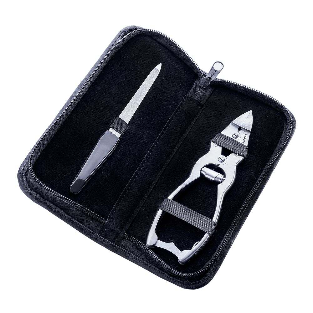 Étui noir ouvert avec fermeture éclair, contenant une lime à ongles et une pince coupante en métal. Fond noir.