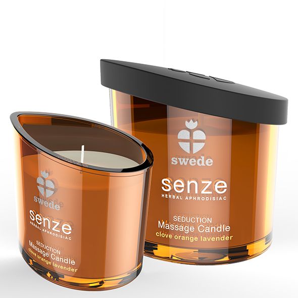 Twee massagekaarsen met kruidnagel, sinaasappel, lavendel in glazen houders.