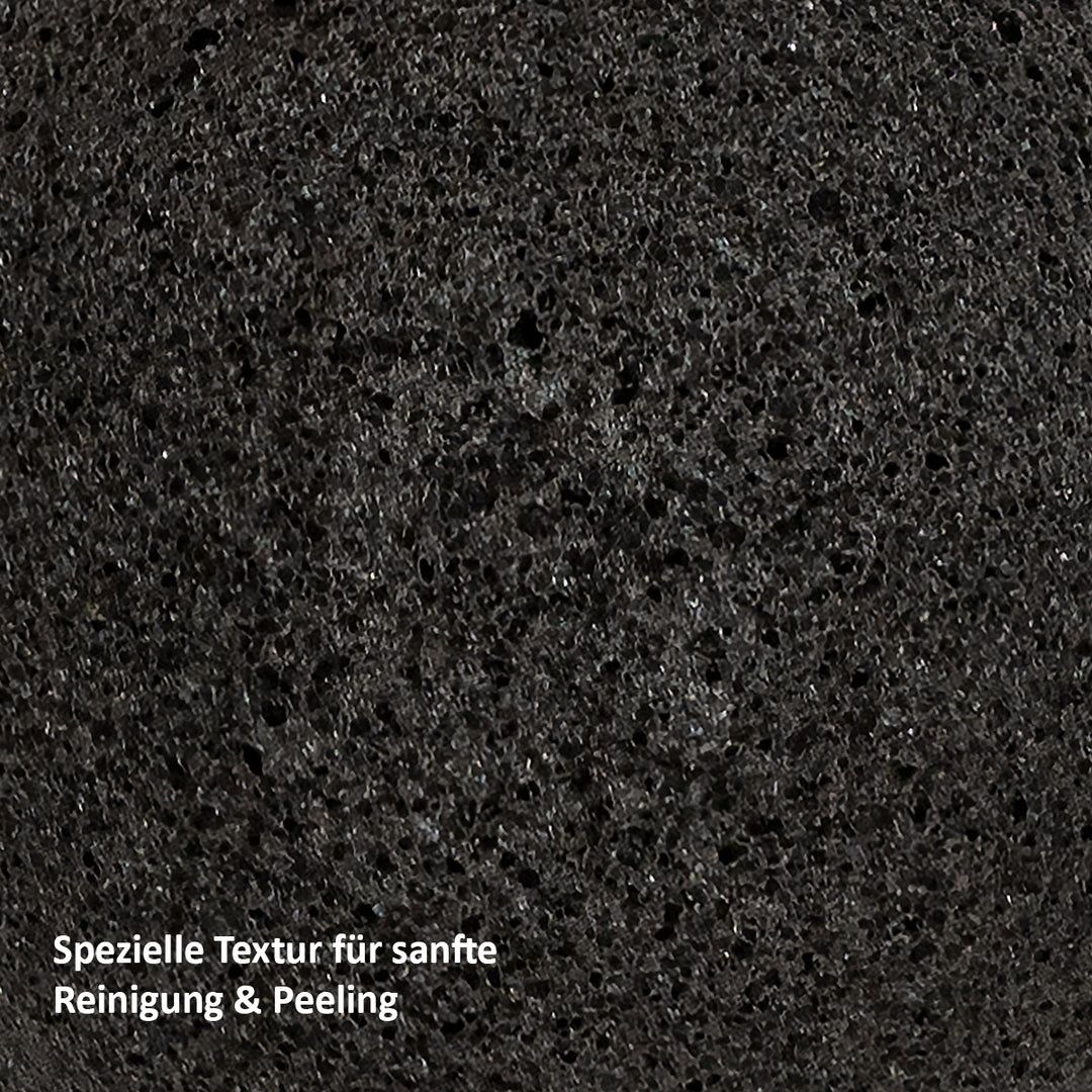 Gros plan sur la texture d'une éponge Konjac noire. Le texte "Spezielle Textur für sanfte Reinigung & Peeling" est visible.