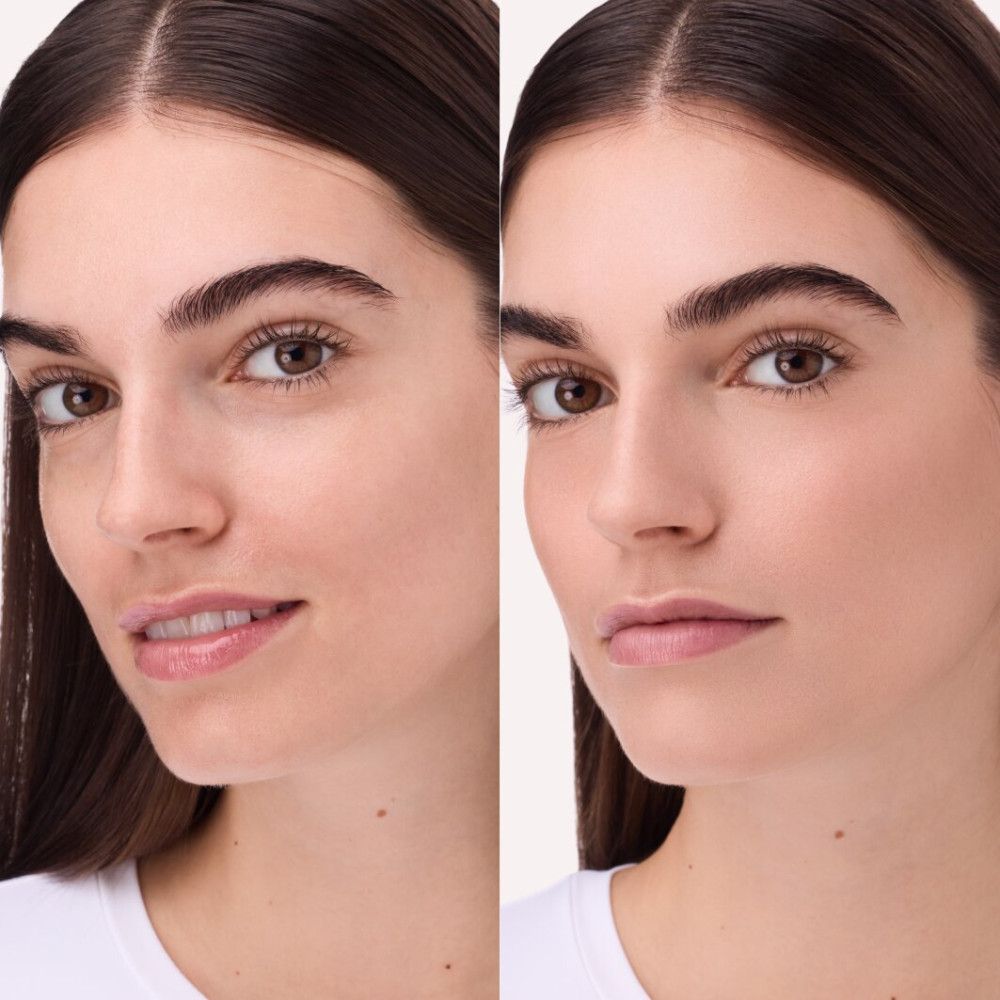 Deux portraits d'une femme. À gauche: sans maquillage. À droite: visage poudré. Différences de teint.