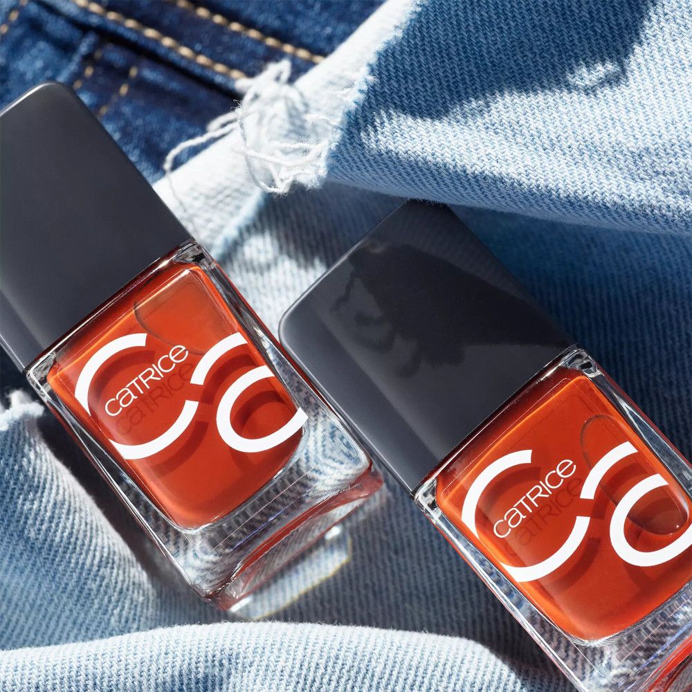 Deux flacons de vernis à ongles avec bouchon noir. Inscription Catrice sur les flacons.