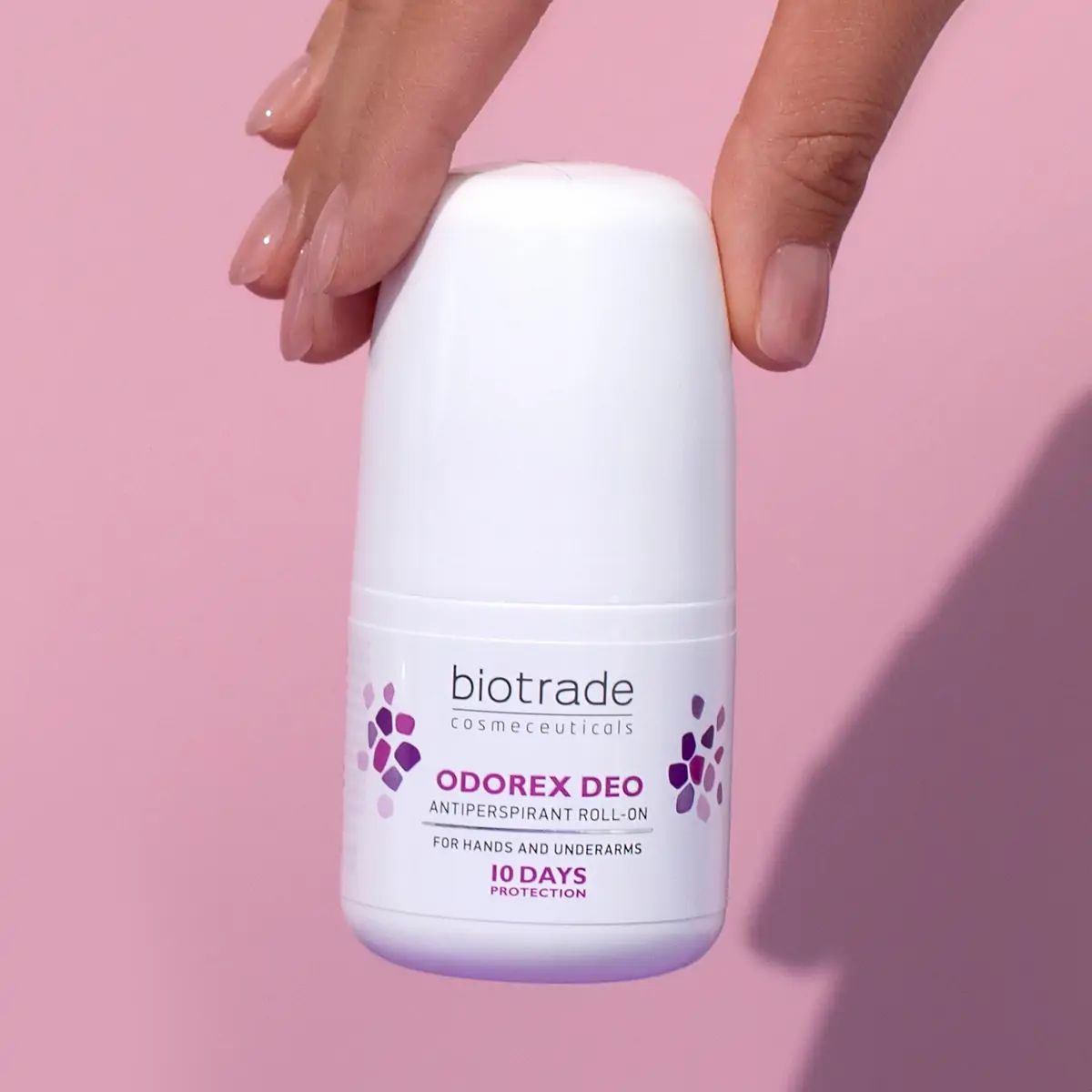 Roll-on blanc avec accents violets. Inscription: Biotrade, Odorex Deo, antitranspirant roll-on. Pour mains et aisselles. Protection 10 jours.