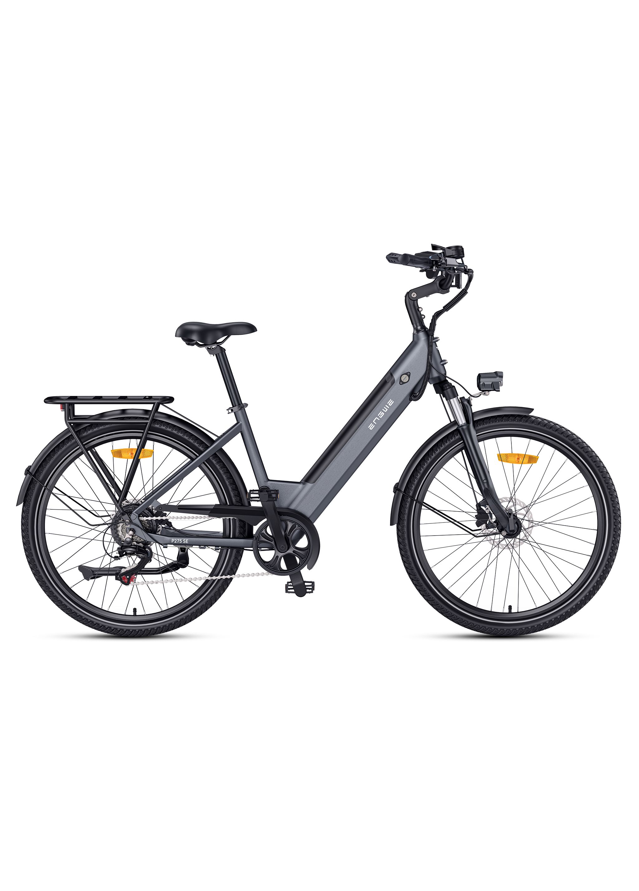Vélo électrique gris avec porte-bagages, garde-boue et phare. Marque ENGWE.