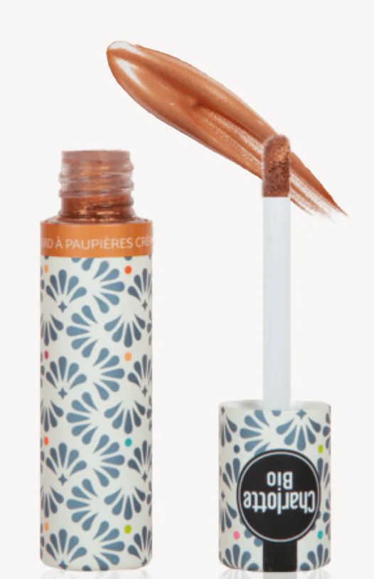 Koperkleurige oogschaduw in flesje met applicator. Flesje met bloemmotief, opschrift Charlotte Bio.