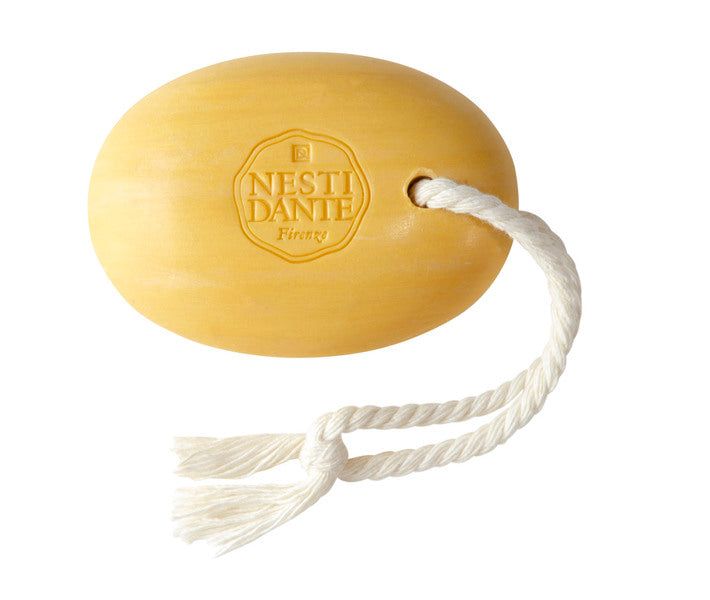 Savon doré avec cordon. Inscription : Nesti Dante Firenze.