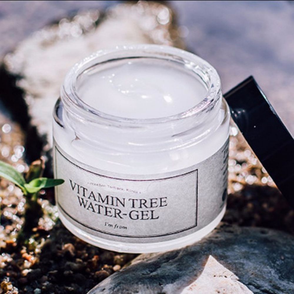 Potje gel op steen. Etiket met productnaam. Zwarte deksel ernaast.