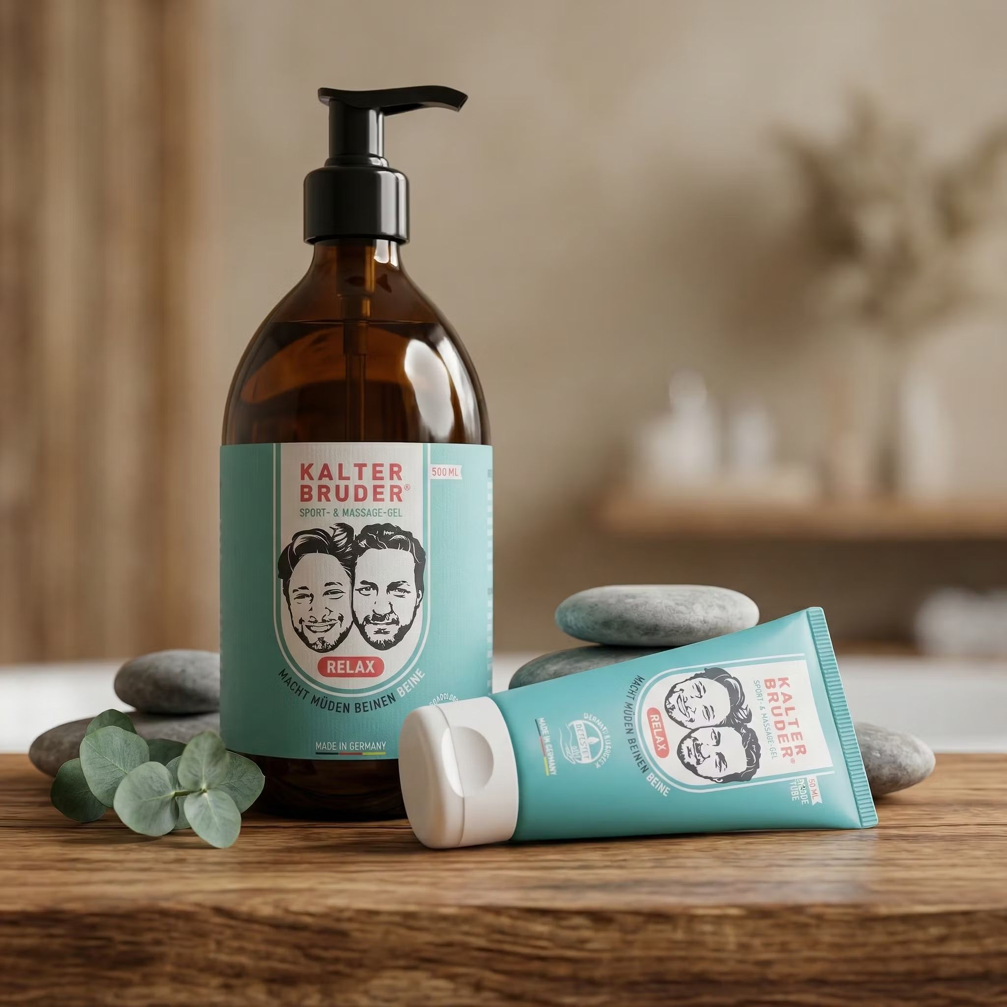 Bruine pompfles en turquoise tube met witte klapdop, opschrift "Kalter Bruder Relax".