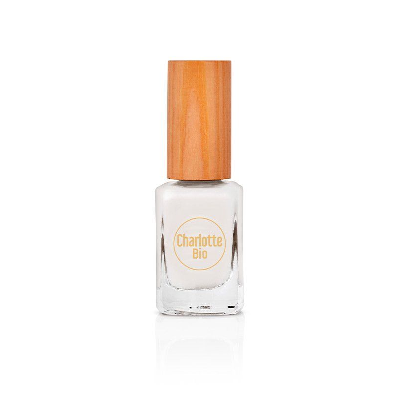Flacon de vernis à ongles blanc avec bouchon en bois. L'étiquette porte la mention "Charlotte Bio".
