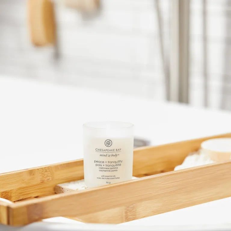 Bougie en verre sur une tablette de bain. Inscriptions: Chesapeake Bay mind & body, peace + tranquility.